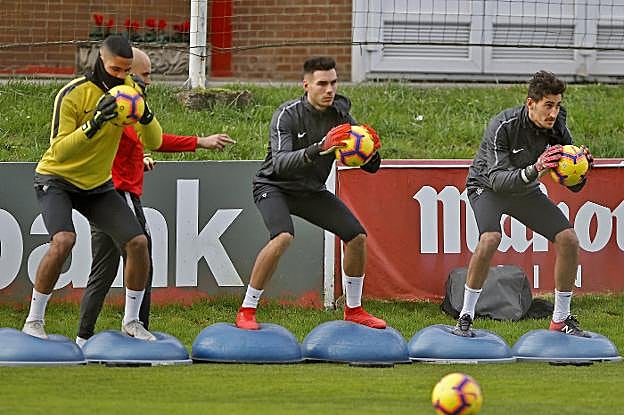 El canterano Dani Martín, en el centro, durante un entrenamiento en Mareo, con Diego Mariño a la derecha y Christian Joel a la izquierda. 