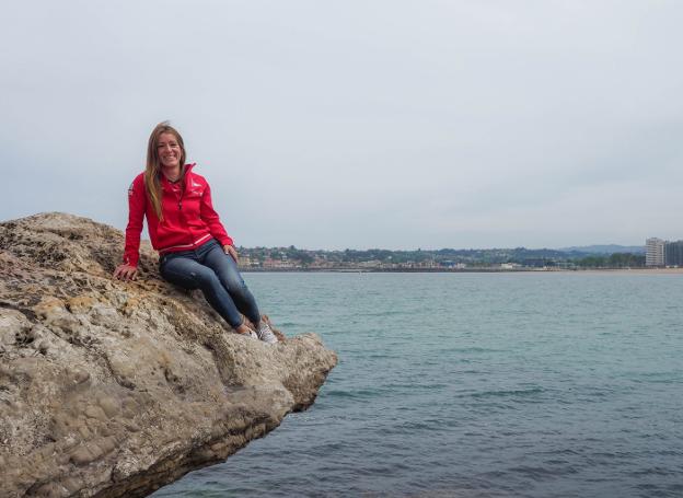 Ana Villanueva, ayer a orillas del Cantábrico, en la playa de San Lorenzo. 