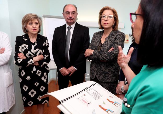 María Luisa Carcedo, junto al presidente de Aragón en el Hospital Materno Infantil de Zaragoza. 