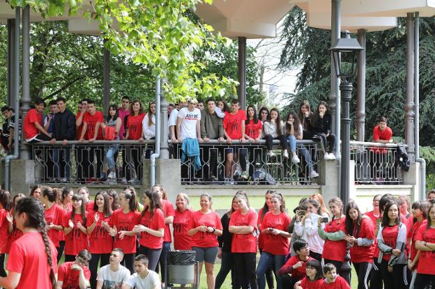 Los alumnos, dispuestos a iniciar la carrera. 