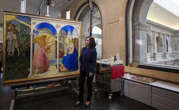 La restauradora Almudena Sánchez junto a 'La Anunciación' de Fra Angelico.