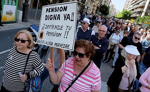 Pensionistas manifestándose por jubilaciones dignas.