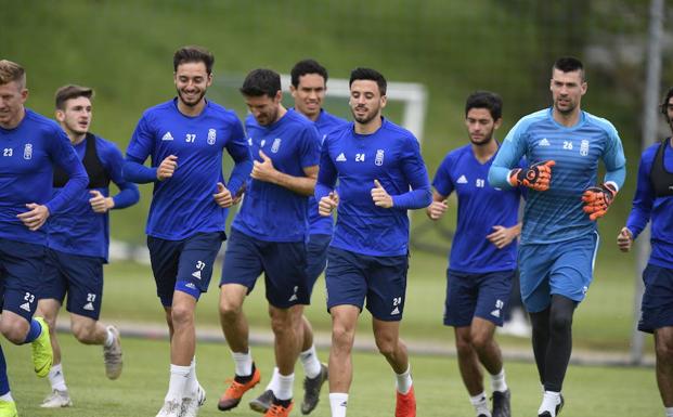 La plantilla del Real Oviedo, en un entrenamiento en El Requexón