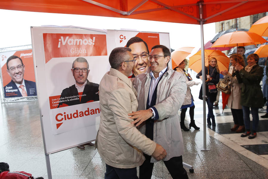 Fernández Sarasola y Vázquez se saludan, tras mostrar los carteles de la campaña electoral.