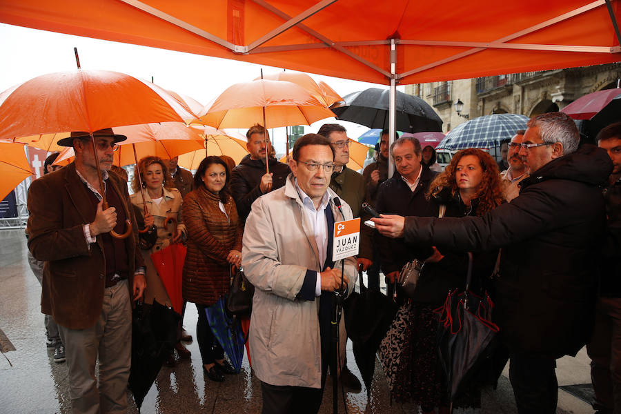 El candidato de Ciudadanos a la presidencia del Principado, Juan Vázquez, inició la campaña electoral en Gijón junto al candidato de la formación a la alcaldía de la ciudada, José Carlos Fernández Sarasola.