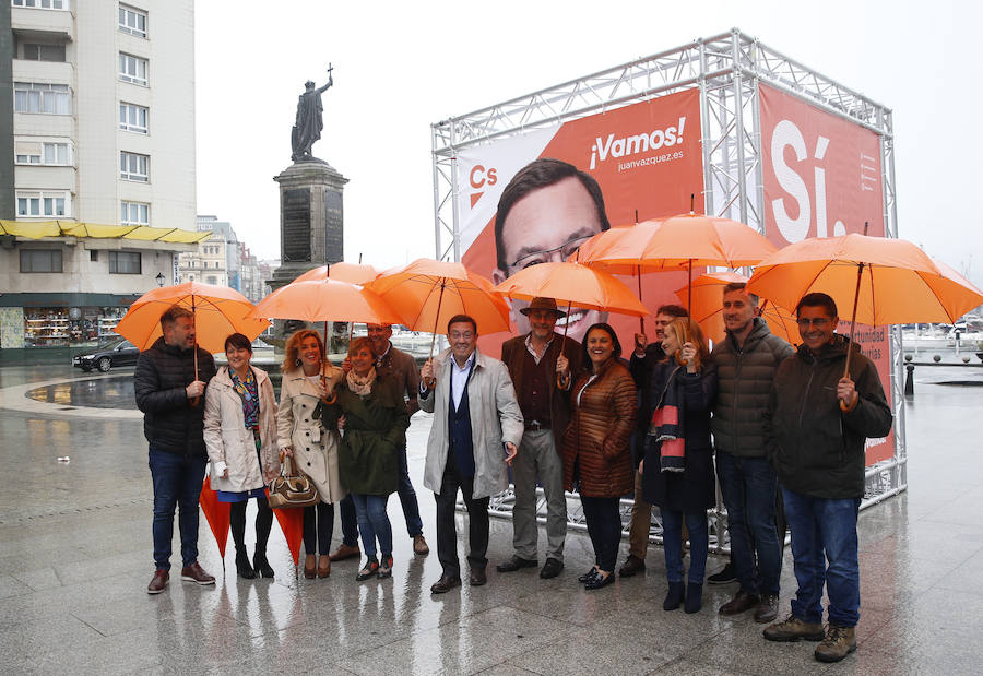 El candidato de Ciudadanos a la presidencia del Principado, Juan Vázquez, inició la campaña electoral en Gijón junto al candidato de la formación a la alcaldía de la ciudada, José Carlos Fernández Sarasola.