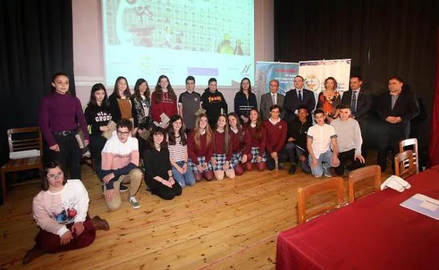 Los alumnos asturianos premiados en el concurso 'Paparazzis de la tabla periódica', junto a las autoridades regionales. 