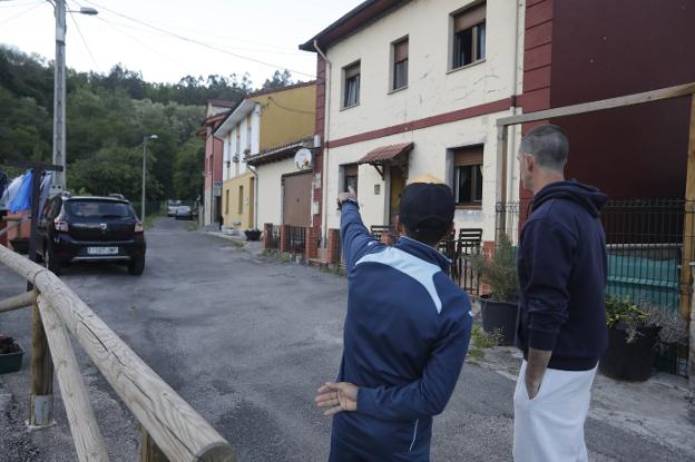 Dos vecinos de Pumardongo señalan la zona donde se encuentra la escombrera de La Pereda. 