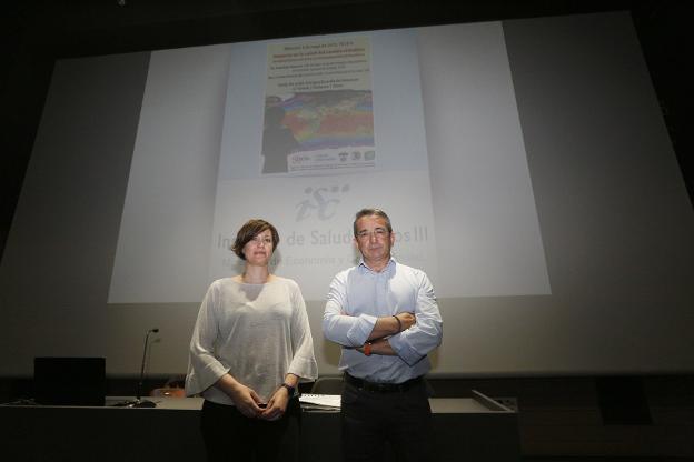 Cristina Linares y Julio Díaz, en la Escuela de Comercio, donde detallaron alarmantes datossobre la contaminación. 
