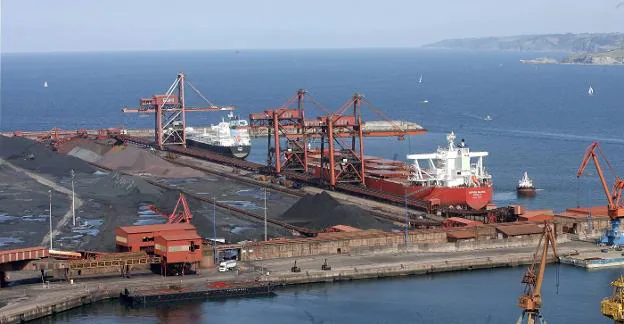 Un barco descarga mineral de hierro para Arcelor en el puerto de El Musel. 