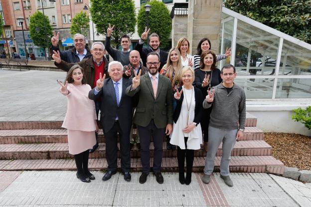 Ignacio Blanco, en el centro, junto a su equipo para las autonómicas. 