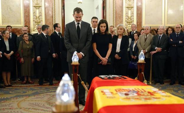 Los Reyes acudieron a la capilla ardiente de Alfredo Pérez Rubalcaba en el Congreso de los Diputados 