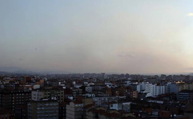 Una nube de humo cubrió Gijón en la tarde de este miércoles.