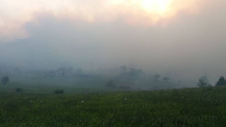 El incendio de Candamo provocó una gran nube de humo que cubrió gran parte del centro de Asturias, como Gijón.