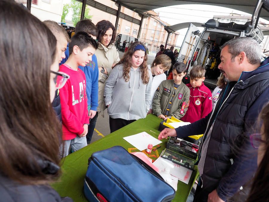 La Guardia Civil ha dado una lección de seguridad ciudadana a los niños del colegio CP Lloreu de Gijón