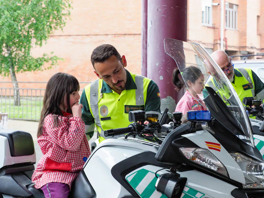 La Guardia Civil ha dado una lección de seguridad ciudadana a los niños del colegio CP Lloreu de Gijón