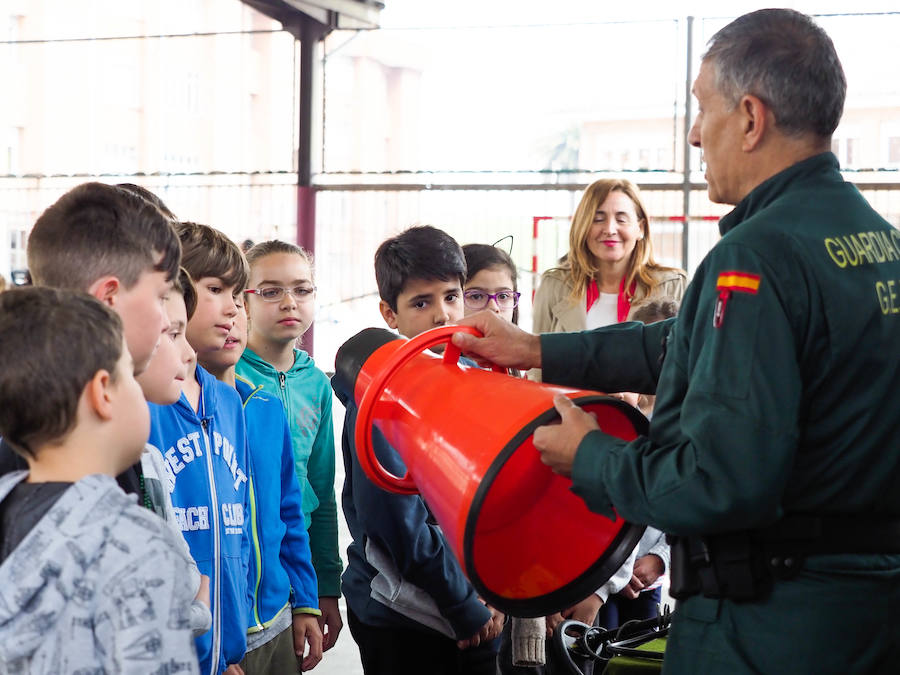 La Guardia Civil ha dado una lección de seguridad ciudadana a los niños del colegio CP Lloreu de Gijón