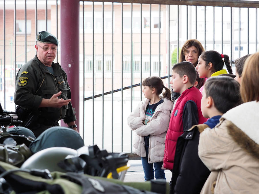 La Guardia Civil ha dado una lección de seguridad ciudadana a los niños del colegio CP Lloreu de Gijón