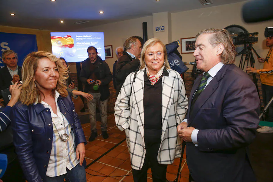 Teresa Mallada, a la izquierda, junto a Mercedes Fernández y Alberto López-Asenjo. 