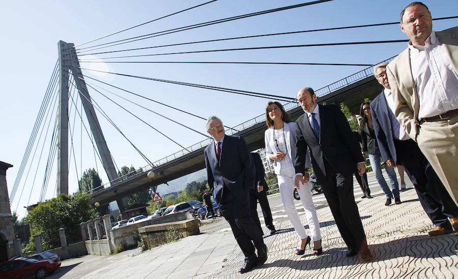 Como vicepresidente o ministro del Interior, como secretario general del PSOE o como un ciudadano que disfrutaba de sus vacaciones de verano en Llanes. Alfredo Pérez Rubalcaba ha mantenido a lo largo de los años una estrecha vinculación con Asturias. 