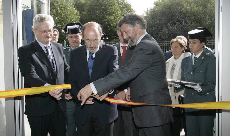 Como vicepresidente o ministro del Interior, como secretario general del PSOE o como un ciudadano que disfrutaba de sus vacaciones de verano en Llanes. Alfredo Pérez Rubalcaba ha mantenido a lo largo de los años una estrecha vinculación con Asturias. 