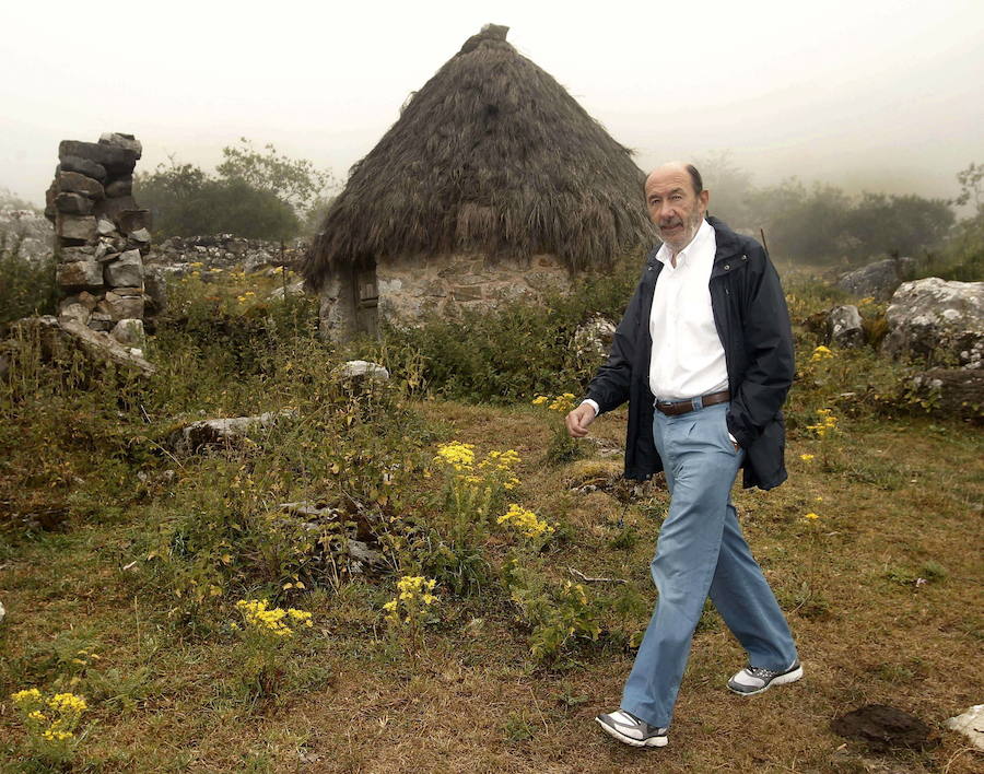 Como vicepresidente o ministro del Interior, como secretario general del PSOE o como un ciudadano que disfrutaba de sus vacaciones de verano en Llanes. Alfredo Pérez Rubalcaba ha mantenido a lo largo de los años una estrecha vinculación con Asturias. 