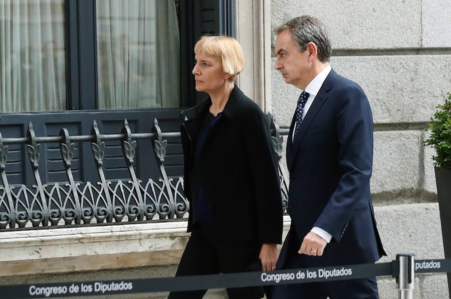 El Congreso de los Diputados ha acogido la capilla ardiente para despedir al exvicepresidente del Gobierno, Alfredo Pérez Rubalcaba. Han acompañado a su viuda, Pilar Goya, los Reyes de España. el presidente del Gobierno, Pedro Sánchez, la presidenta del Congreso, Ana Pastor, y destacados dirigentes socialistas, entre otros.