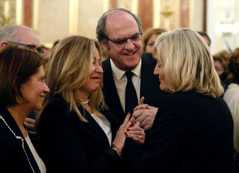 El Congreso de los Diputados ha acogido la capilla ardiente para despedir al exvicepresidente del Gobierno, Alfredo Pérez Rubalcaba. Han acompañado a su viuda, Pilar Goya, los Reyes de España. el presidente del Gobierno, Pedro Sánchez, la presidenta del Congreso, Ana Pastor, y destacados dirigentes socialistas, entre otros.