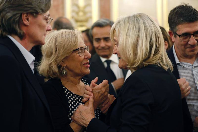 El Congreso de los Diputados ha acogido la capilla ardiente para despedir al exvicepresidente del Gobierno, Alfredo Pérez Rubalcaba. Han acompañado a su viuda, Pilar Goya, los Reyes de España. el presidente del Gobierno, Pedro Sánchez, la presidenta del Congreso, Ana Pastor, y destacados dirigentes socialistas, entre otros.