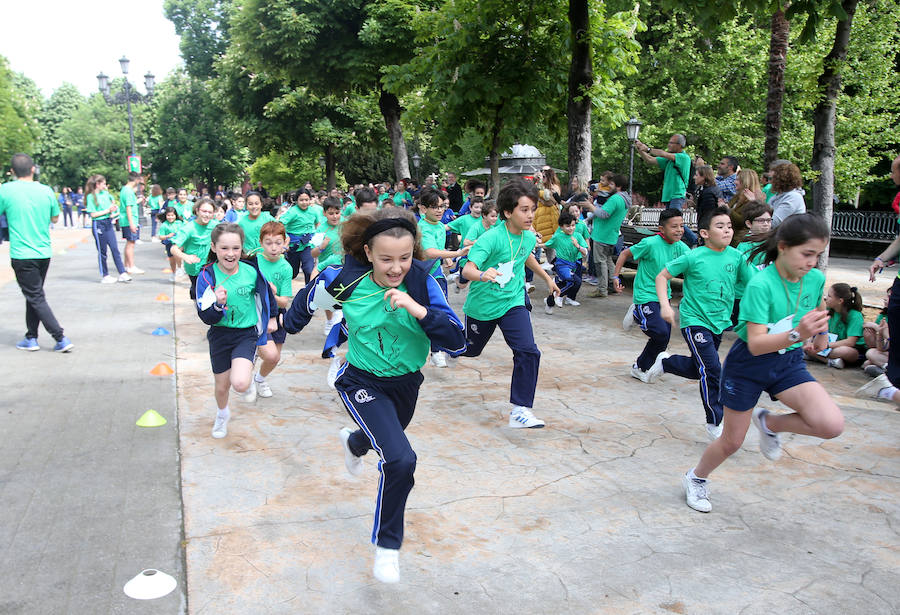 Decenas de niños del colegio de La Milagrosa participaron en una prueba deportiva en el centro de Oviedo 