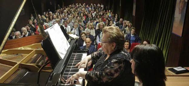 La pianista Purita de la Riva ofreció un concierto para terminar el acto en el colegio de La Milagrosa. 