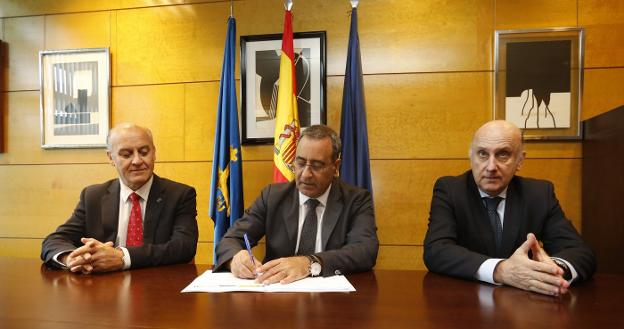 José María Pertierra, Fernando Lastra y Juan Fernández Pereiro, ayer, durante el acto de firma del convenio del plan de vías por parte del consejero de Infraestructuras en Oviedo. 