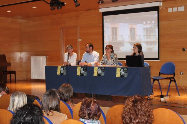 María Jesús Rodríguez, Iván Alende, Pilar Varela y Laura Gutiérrez, ayer, en la jornada sobre la soledad, en Infiesto. 