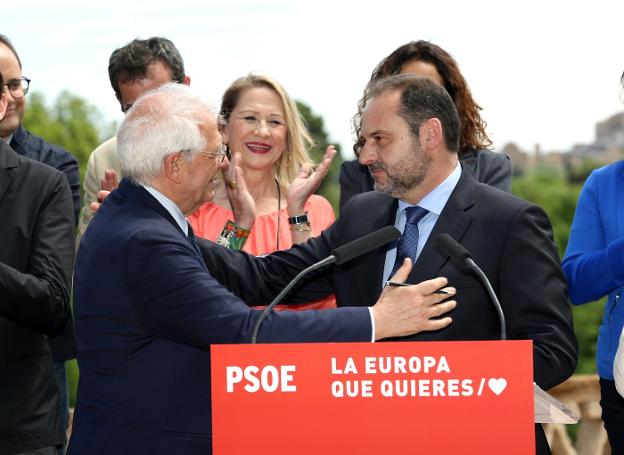 Josep Borrell, cabeza de lista del PSOE al Parlamento Europeo, saluda a José Luis Ábalos, ayer. 