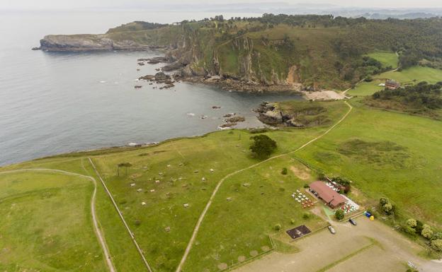 El parque-playa de Moniello, en Gozón, es Ideal para ir en familia ya que, además del merendero, dispone de grandes extensiones de prado para que los niños puedan jugar y sendas para caminar por los alrededores.