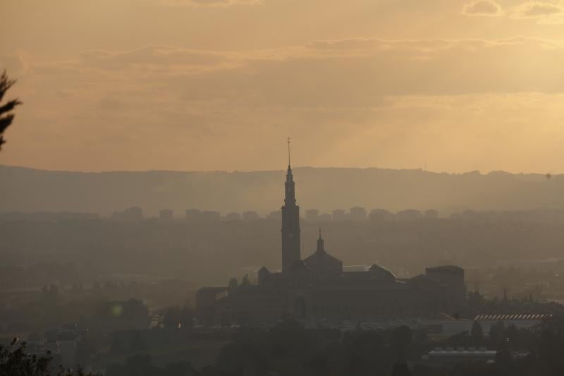 El incendio que afectó a los concejos de Candamo, Grado y Salas provocó una densa nube de humo que cubrió gran parte del centro de Asturias.