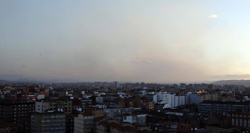 El incendio que afectó a los concejos de Candamo, Grado y Salas provocó una densa nube de humo que cubrió gran parte del centro de Asturias.