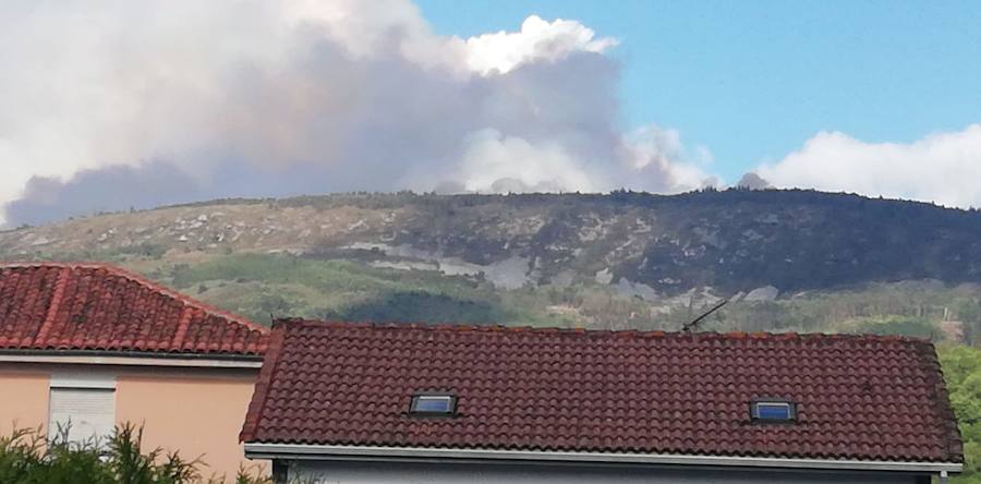 El incendio que afectó a los concejos de Candamo, Grado y Salas provocó una densa nube de humo que cubrió gran parte del centro de Asturias.