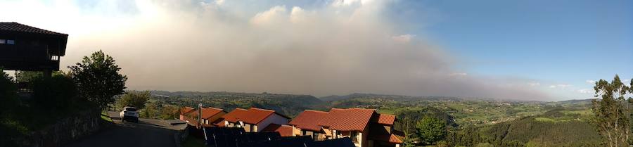 El incendio que afectó a los concejos de Candamo, Grado y Salas provocó una densa nube de humo que cubrió gran parte del centro de Asturias.