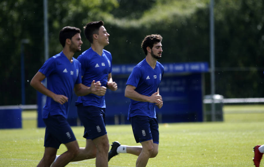 Los jugadores del conjunto azul se ejercitaron en El Requexón y estuvieron acompañados de un pequeño oviedista. 