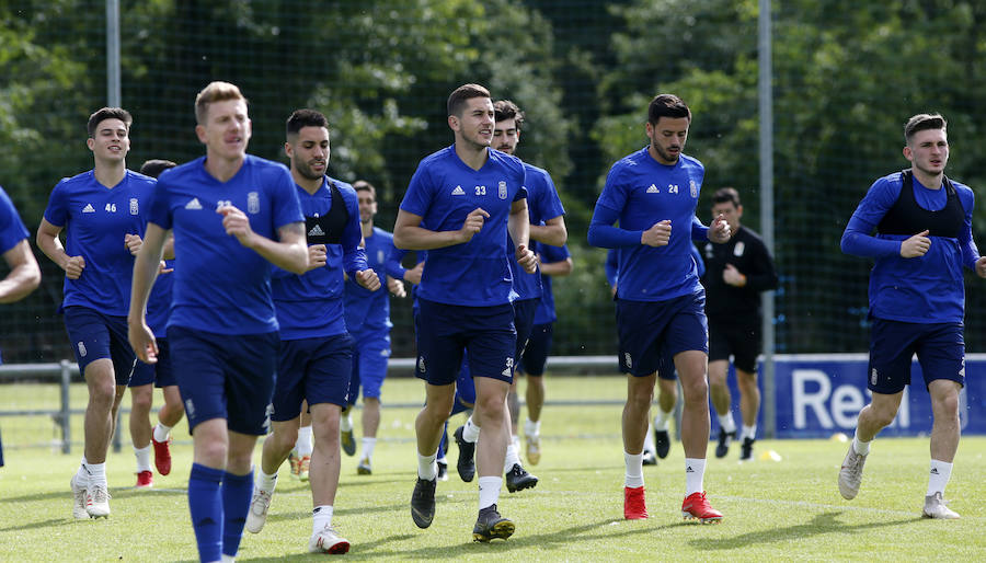 Los jugadores del conjunto azul se ejercitaron en El Requexón y estuvieron acompañados de un pequeño oviedista. 