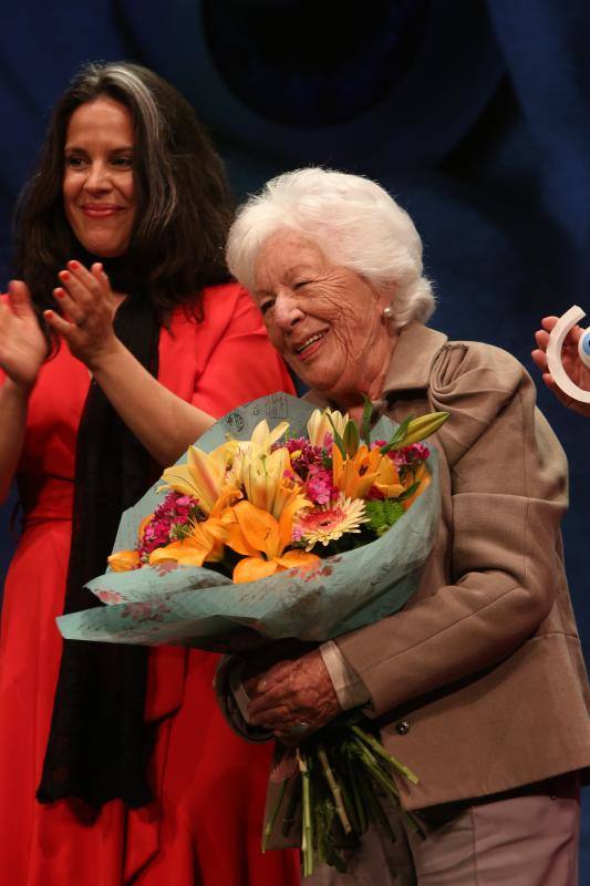 La cuarta edición de los Premios GAVA, que tuvieron lugar en el Palacio Valdés de Avilés, encumbraron a 'Enterrados' y rindieron un especial homenaje a Menchu Álvarez del Valle.