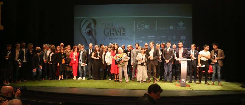 La cuarta edición de los Premios GAVA, que tuvieron lugar en el Palacio Valdés de Avilés, encumbraron a 'Enterrados' y rindieron un especial homenaje a Menchu Álvarez del Valle.