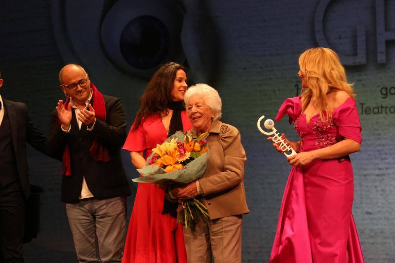 La cuarta edición de los Premios GAVA, que tuvieron lugar en el Palacio Valdés de Avilés, encumbraron a 'Enterrados' y rindieron un especial homenaje a Menchu Álvarez del Valle.