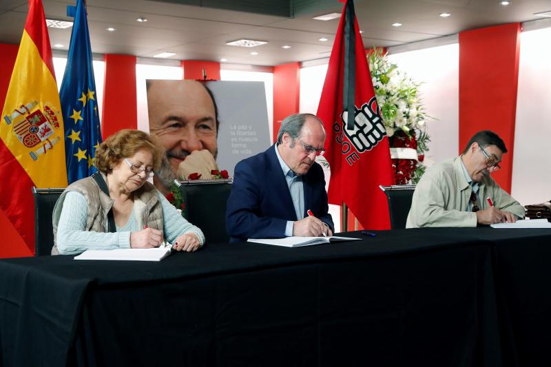 Los reyes eméritos don Juan Carlos y doña Sofía han acudido a la capilla ardiente de Alfredo Pérez Rubalcaba instalada en el Congreso, donde también se han acercado centenares de miembros de la familia socialista y ciudadanos que han querido dar su último adiós al exvicepresidente del Gobierno. 