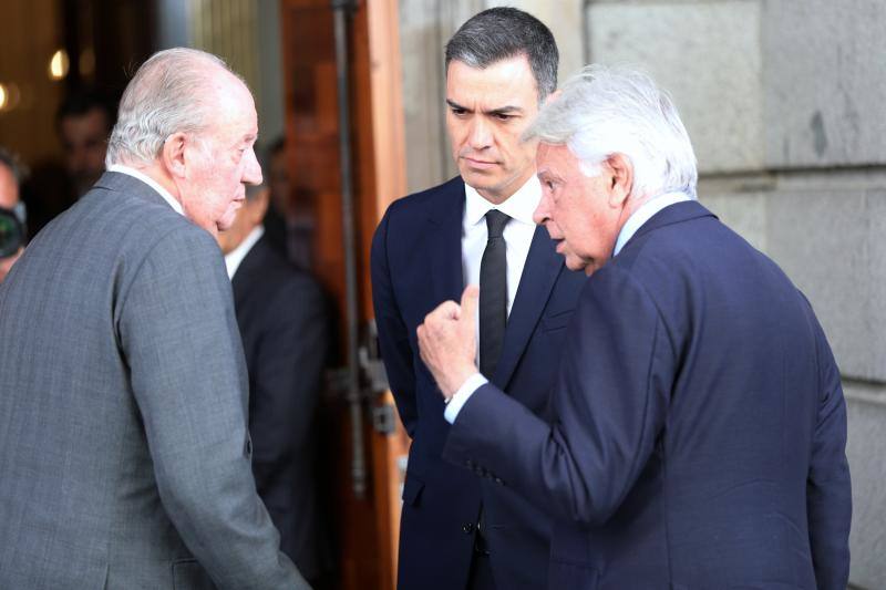 Los reyes eméritos don Juan Carlos y doña Sofía han acudido a la capilla ardiente de Alfredo Pérez Rubalcaba instalada en el Congreso, donde también se han acercado centenares de miembros de la familia socialista y ciudadanos que han querido dar su último adiós al exvicepresidente del Gobierno. 