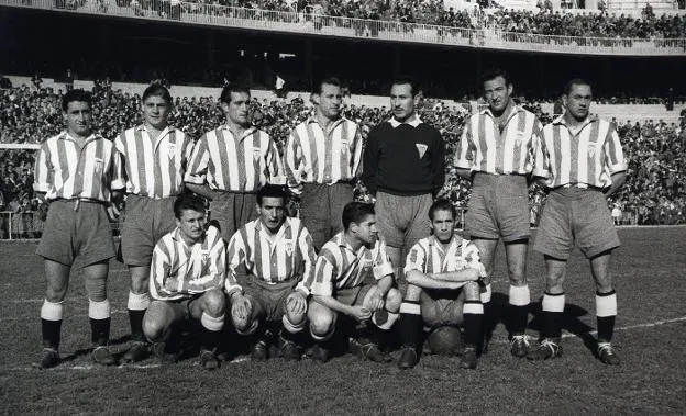 La alineación del Sporting en el Santiago Bernabéu el quince de febrero de 1948. De izquierda a derecha, detrás, Vitín, Cholo, Pío, Ladreda, Munárriz, García y Sánchez. Delante, Armandín, Chano Castañón, Molinucu y Tamayo.