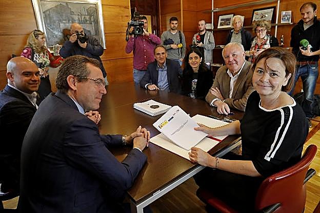 La alcaldesa firmó el convenio en presencia de los ediles Jesús Martínez, Fernando Couto y Ana Braña, el secretario municipal, Miguel Ángel de Diego, y el director económico, Ignacio Sanz. 