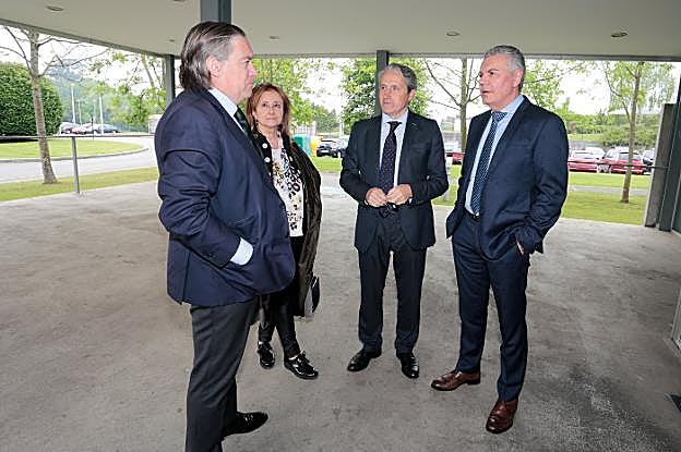 El candidato del PP conversa con el presidente de Fade. 