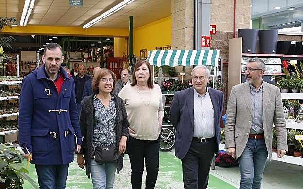 Sarasola y miembros de su lista, con el presidente de la Cooperativa. 